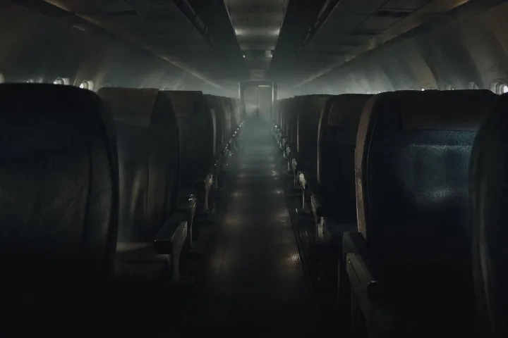Corridoio vuoto di un aereo immerso nell’ombra