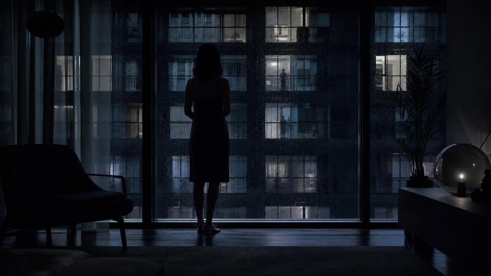 Watcher: recensione della finestra che trasforma lo sguardo in minaccia