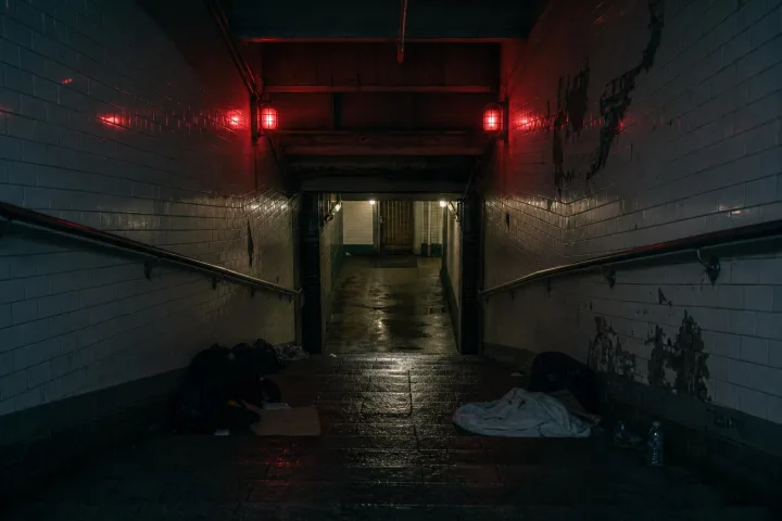 Ingresso della metropolitana quasi vuoto durante il silenzio imposto dall’invasione