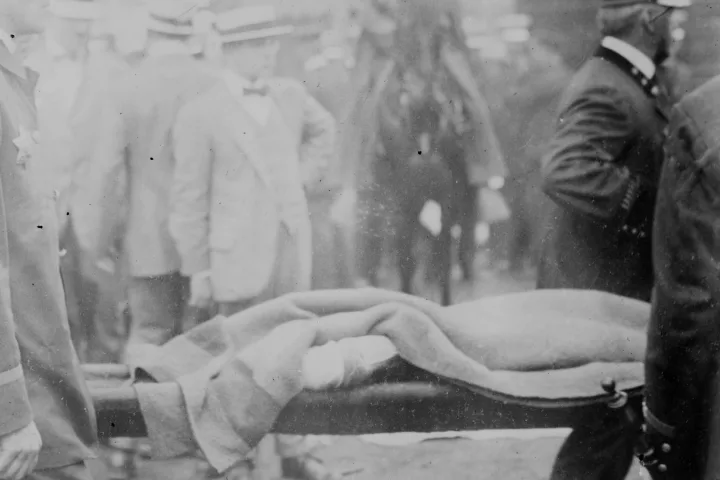 Soccorritori e vittime del disastro dell’Eastland nelle fotografie storiche del 1915