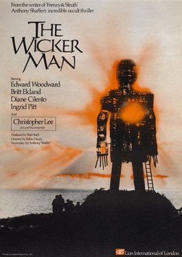 Locandina editoriale ispirata a The Wicker Man con effigie di vimini al tramonto