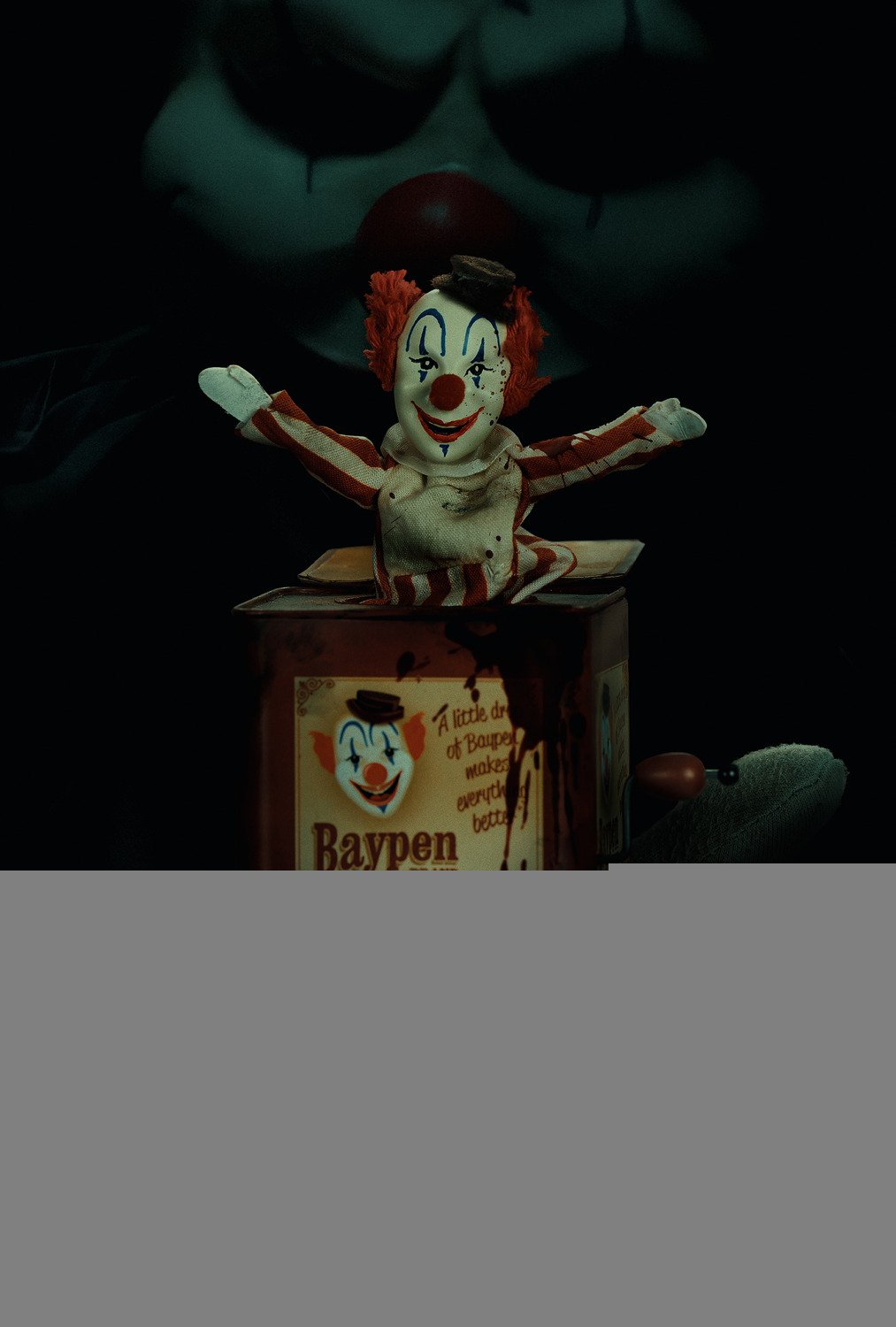 Locandina verticale ufficiale di Clown in a Cornfield con il simbolo Baypen e l’atmosfera rurale del film.