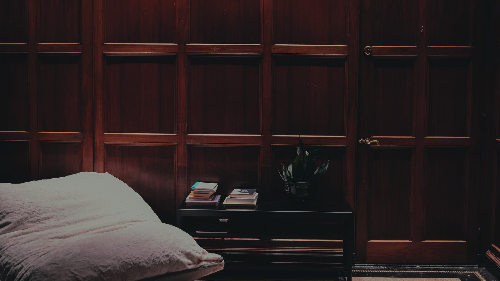 The Coffee Table: recensione di l’oggetto domestico che trasforma la commedia nera in shock morale